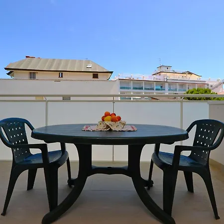 Comfortable Vacation Retreat Near The Lejlighed Lignano Sabbiadoro